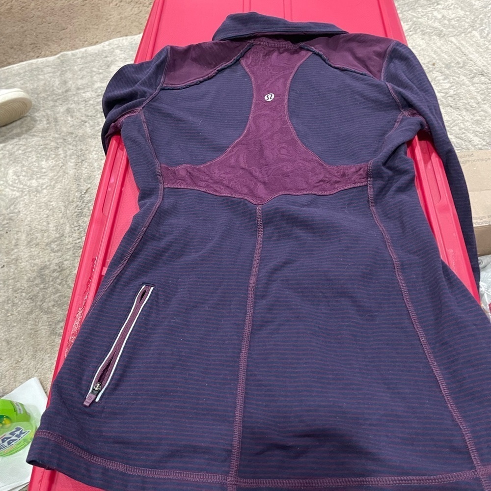 lululemon 4-6  Purple Women's Jacket. Pockets , zipper in back.Xmas gift 🎁